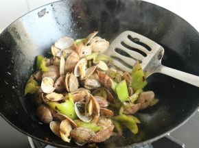 继续翻炒。最后所有的蛤蜊都张开口，这个菜就做好了。