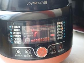 选择肉类排骨功能，启动压力锅。