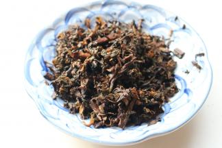 梅干菜提前泡发，洗净灰尘，捞出待用。