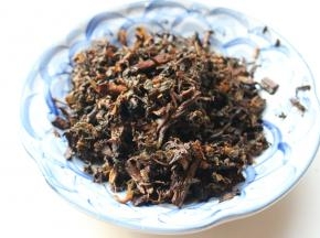 梅干菜提前泡发，洗净灰尘，捞出待用。