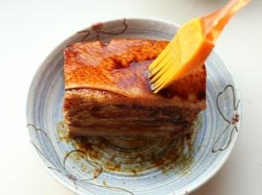 煮好的肉捞出，表面刷上老抽，皮上多刷几遍，每次晾干后再刷。