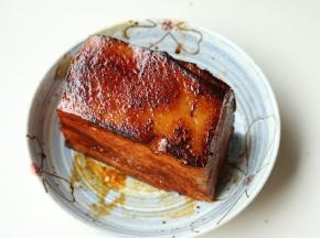 肉皮煎到焦黄起泡的程度，移到盘子里晾凉。接下来先炒香梅干菜。