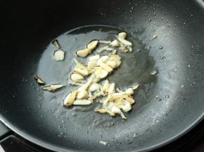 炒锅放油，爆香蒜末和姜末。