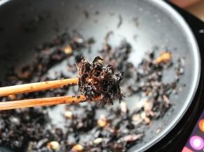 最后梅干菜炒到干干香香的程度，待用。