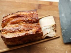 下面垫两根筷子，避免肉切断，把肉切片。