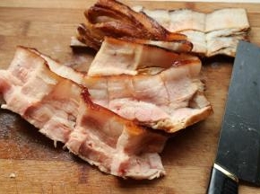 切到底后再把肉翻转90的，再向下切，这样转圈把肉切成一个长条。