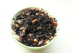 肉皮向下放入碗内，上面放上炒香的梅干菜。放进九阳电压力锅。