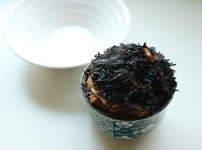 程序结束后，取出蒸好的扣肉，取出来的时候避免烫伤，再找一个大一点的盘子。