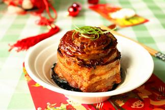 盘子扣在碗上，快速翻转，把扣肉倒扣在盘子里，表面撒葱丝装饰。好吃的富贵扣肉就做好了。
