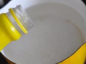 下面做水波蛋。在开水里加入白醋和少许盐。