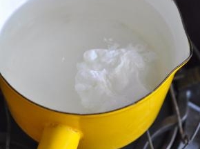 用筷子将水搅成漩涡状，关火快速打入鸡蛋，鸡蛋在旋转下落的过程中，蛋白会迅速凝固，不会粘底。然后盖上盖子焖3分钟，这样最后鸡蛋切开会呈现流心状态。