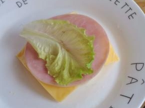 放入火腿片和生菜。