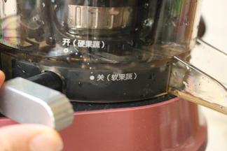 原汁机选择软水果档，第一次见到这么贴心的机器，软硬水果都能榨诶。