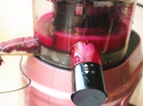 很快，汁渣分离，火龙果属于比较软的水果，以前我用原汁机的时候，几乎都只能榨出浑浊的浓汁来，汁不是汁，渣不是渣。但这次用苏泊尔的原汁机，果然不一般。