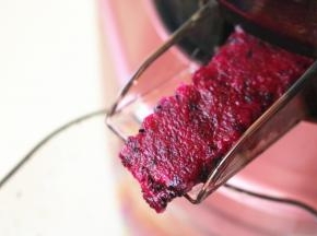 榨出的果肉虽然比不上硬水果的那么干，但毕竟是明显的渣，效果还是很好的。