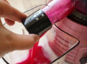 拉开出汁口，清澈的火龙果汁就流出来了。