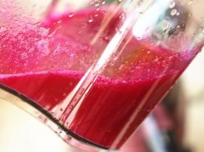 仔细看一下果汁，真的不浑浊很清澈。