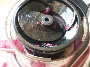 看一下机器内部，并没有什么残留的果肉。