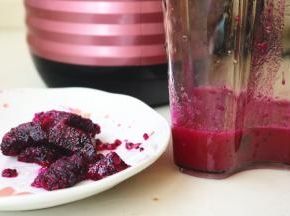 汁渣分离，渣也不要扔了，因为足够细腻，待会拌进冰棍里。汁和渣混合一起，很细腻，和料理机高速搅打的效果相同。