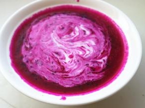 加入酸奶。搅拌均匀，如果觉得不够甜，就加适量白糖，继续拌匀。