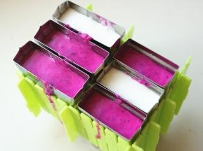 小心的倒进冰棍模子。同时冻两根酸奶的，也很不错。