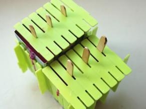 插入雪糕棍，盖上盖子固定一下。