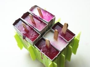 送入冰箱冻10个小时以上。