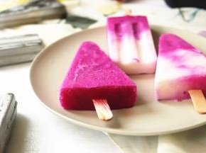 冻好的冰棍，凉水一冲很容易就脱出来了。