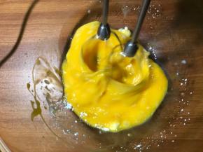 分次加糖，开高速打发全蛋