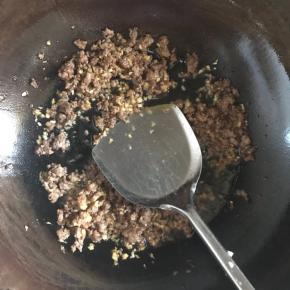 2.锅中放油，八分热时放入肉末翻炒并放入葱姜蒜，适量的十三香，盐及酱油翻炒，同时另一锅烧水准备煮面！