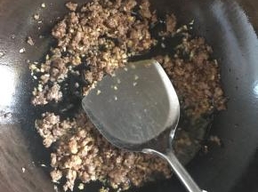 2.锅中放油，八分热时放入肉末翻炒并放入葱姜蒜，适量的十三香，盐及酱油翻炒，同时另一锅烧水准备煮面！