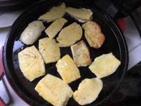 泡好的放至电饼铛上