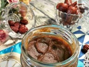 首先制作枣泥，红枣洗干净，剪成小块,放入搅拌机打成泥。