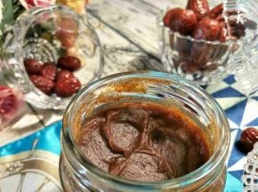 首先制作枣泥，红枣洗干净，剪成小块,放入搅拌机打成泥。