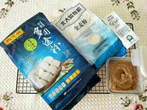 准备面粉，我的是如图所示，水量根据面粉不同会有所调整。