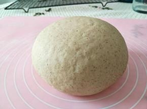 酵母放入少量温水到出现泡泡，枣泥，面粉，牛奶混合揉成光滑面团。