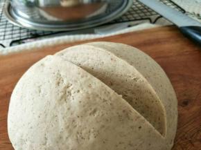 排气，揉圆，切开面团较密实，无很多气孔。