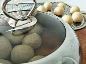 分割面团，45克一个小面团，滚圆。