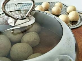 分割面团，45克一个小面团，滚圆。