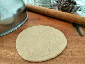 取一个，擀开。