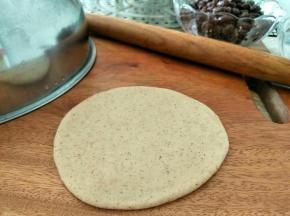 取一个，擀开。