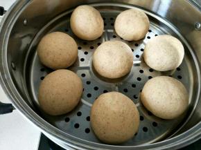 包口朝下，放入蒸锅，盖盖。醒发20分钟左右