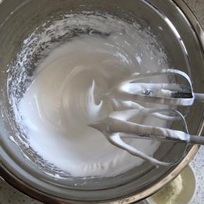 然后加入白砂糖，继续打发，白砂糖分三次加入，一直打发到提起打蛋器蛋白霜有硬性偏湿的钩。