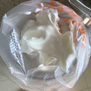 用八齿或者5齿的裱花嘴放在裱花袋内，蛋白糖糊舀到裱花袋内