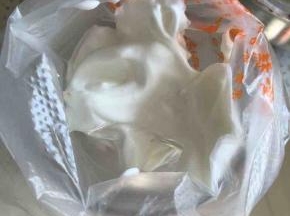 用八齿或者5齿的裱花嘴放在裱花袋内，蛋白糖糊舀到裱花袋内