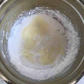 加入玉米淀粉和奶粉