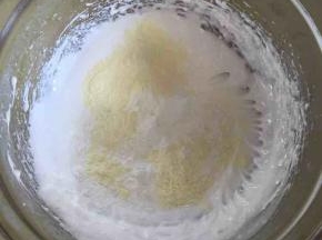 加入玉米淀粉和奶粉