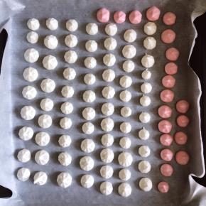 烤盘内放张油纸，将蛋白糊挤入，大小尽量一致