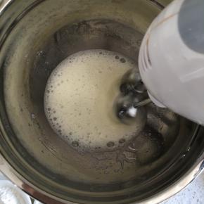 蛋清中加入几滴柠檬汁，没有的话就加白醋，先中速打到蛋清呈粗泡，这个时候烤箱预热，100度，上下火