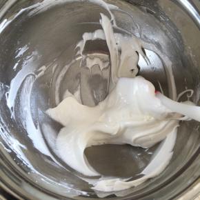 用刮刀快速翻拌至无粉末